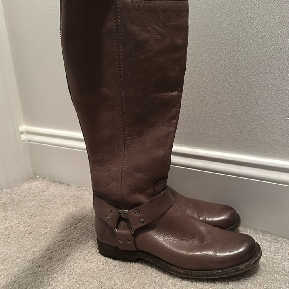 Frye Company Boot size 6.B Gray